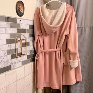 M Victoria’s Secret/VS pink sherpa cozy short robe hooded vintage